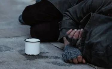 Қарағандыда мүгедекті 10 жыл бойы қайыр сұрауға мәжбүрлеген қылмыстық топ мүшелері сотталды