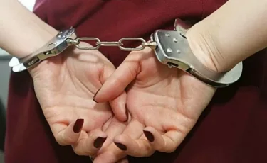 Ақтөбеде екі баласын тұншықтырып өлтірген декреттегі мұғалімге қатысты сот басталды