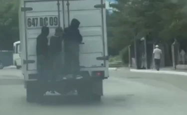 Теміртауда көлікке жармасқан балалардың ата-аналары жазаланды