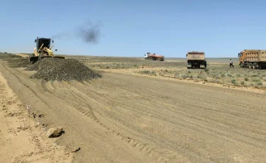 Ақтөбе облысындағы Шалқар-Бозой-Нүкіс тас жолындағы жөндеудің уақытында бітпеуіне не себеп?