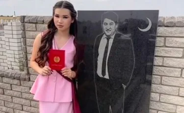 «Молаға барып видео түсіру сән бе?»: Мектеп бітірген қыз әкесінің басына барып, қызыл аттестатын көрсетті