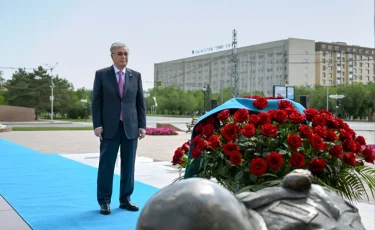 Тоқаев Әлия Молдағұлованың ескерткішіне гүл шоқтарын қойды