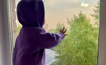 Қарағандыда қаржыдан қиналған әйел екі баласын сатып жіберген