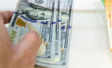 Нацфонд снова в роли «спасателя»: в июне продано $800 млн для покрытия бюджета