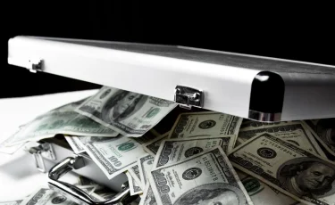 370 тысяч долларов наличными: в домах у бывших вице-министров прошли обыски