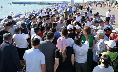 Пляжи в мусоре и связь пропадает: Кошербаев устроил проверку на Алаколе