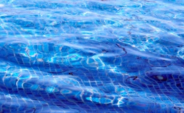 Атырауда бассейнге түскен 15-ке тарта адам уланып қалды