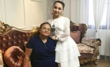 Мать Перизат Кайрат почувствовала себя плохо на суде: заседание прервали