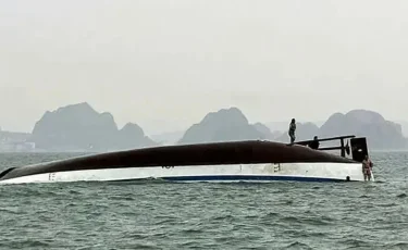 Вьетнамда туристік кеме аударылып, 38 адам қаза тапты