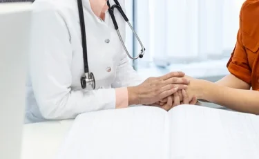 Токаев поручил пересмотреть законы в связи с насилием над медиками