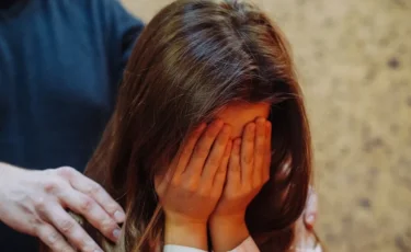 «Мойнынан сүйіп, кеудесін ұстаған»: Астанада қаскөй 12 жасар қыз бала мен 2 жасар сіңлісіне тиіскен