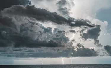 После аномальной жары по Казахстану ударят ливни и град