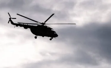 «Тірі болуы мүмкін»: Апатқа ұшыраған тікұшақтың ішіндегі үш жігіттің туыстары көмек сұрады