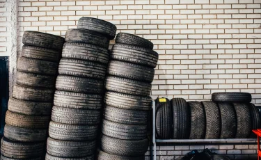 Хлынули, как поток мусора: в Казахстан завезли старые шины вопреки запрету