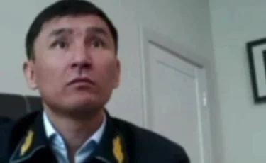 «Қателігін мойындады»: Қызметкерлеріне боғауыз сөз айтқан басшы қызметінен қуылмайтын болды