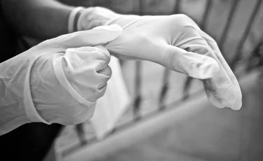 Скандал в фарме: как тайские перчатки выдали за казахстанские и продавали по двойной цене