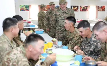 Министр обороны застал казахстанских солдат врасплох