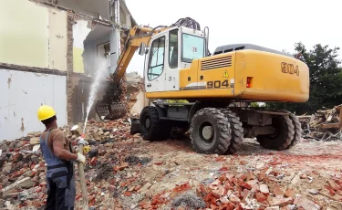 Снос с драмой: владелец дома угрожал самоподжогом на глазах у депутата Базарбека