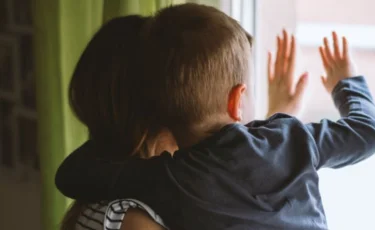 «Көбелек секілді ұш»: әйел бес жастағы баласын терезеден лақтырып жіберді