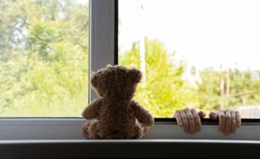 «Туыстарының үйінде болған»: Ақмола облысында әйел баласымен терезеден құлап, қаза тапты