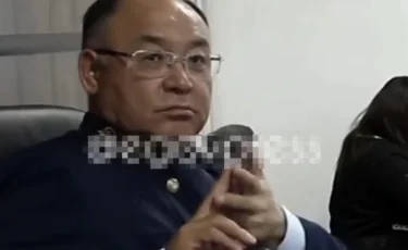 «Саусағымен тор белгісін көрсетті»: Желіде тағы бір судьяның түсініксіз әрекеті тарап кетті