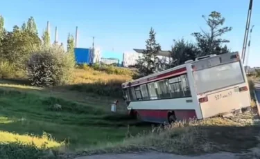 Служебный автобус съехал с дороги в Астане: пострадали 14 человек