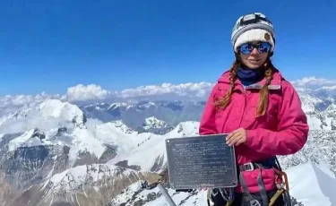 Қырғызстандағы тау шыңында қалып қойған альпинистің ұлы көмек сұрады