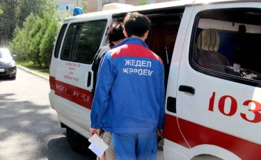 «Қызғанған»: Түркістан тұрғыны жүкті әйелінің ішін ұстаған фельдшерді аяусыз ұрып-соққан (ВИДЕО)