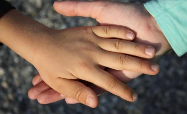 Шокирующее видео из Алматы: подросток швырнул двухлетнего малыша на асфальт