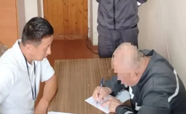 «Әке-шешем көп ішетін»: 53 жастағы азамат алғаш рет партаға отырды