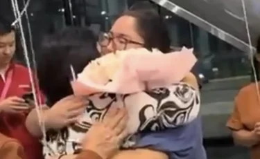 Орал тұрғыны 25 жыл бұрын «қайтыс болған» қызымен қауышты (ВИДЕО)