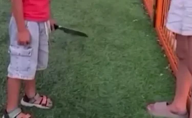 В Астане шестилетний мальчик размахивал ножом на детской площадке