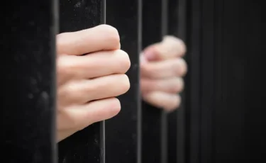 Террористер мен экстремистерді қаруландырғандар 12 жылға дейін сотталады