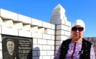 «Жер астындағы адамды тыныш қоймадыңдар»: Маңғыстауда зират басына қойылған құлпы тасты ұрлап кеткен