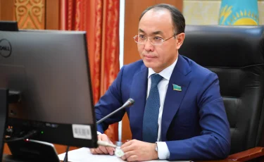 Бывшего председателя Антикора Кожамжарова подозревают в превышении полномочий и отмывании денег