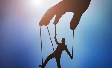 Жат ағым жас талғамайды - теолог