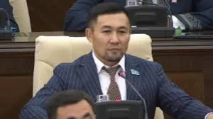 «Құрсын, парламентте той жасап жүрмесін»: Мәжіліс отырысында анасын құттықтаған депутат сынға қалды