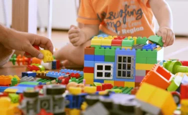 «Ойыншыққа таласып қалған»: Атыраулық әйел үш жасар қыздың үстінен арыз жазған