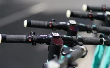 В Казахстане предлагают запретить движение электросамокатов по тротуарам