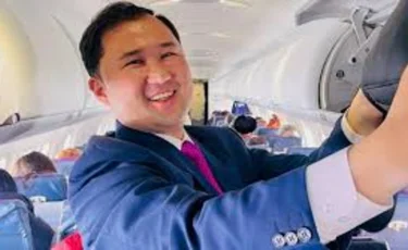 «Жұрттан қалам ба?»: Бортсерік ұшақта анасын құттықтады (ВИДЕО)