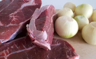 Мясо дорожает из-за посредников: Минсельхоз объявил рейды на рынках