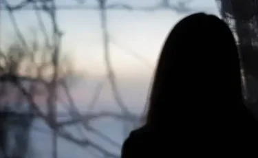 Атырауда студент қызды қатарласы аяусыз ұрып-соққан