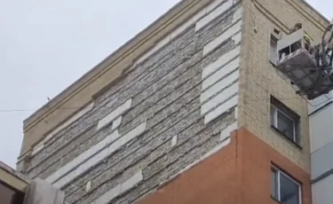 Обрушение фасада в Астане: на фельдшера скорой помощи упал кондиционер во время спасения пострадавших