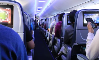 Air Astana взыскала с пассажирки 6,6 млн тенге за открытие аварийного выхода