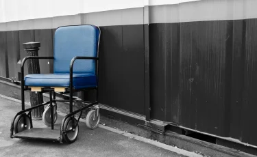 В Алматы оштрафовали руководителя благотворительного фонда за привлечение подростка к сбору пожертвований