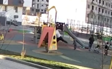 Мужчина жестоко пнул ребёнка на детской площадке в Алматы (ВИДЕО)