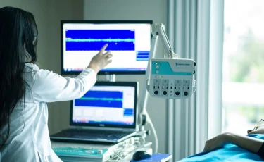 Казахстанцы жалуются на ФСМС: отказы в лечении и проблемы с лекарствами продолжаются