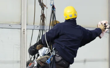 Промышленный альпинист сорвался с 9-го этажа в Астане