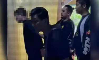 Появилось видео задержания подозреваемого в убийстве супругов из Атырау