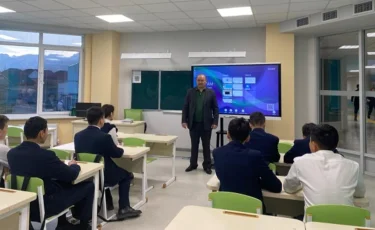 Преподаватели КазНУ провели лекцию для школьников Алматы по профилактике буллинга и кибербуллинга